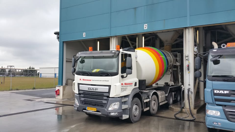R.Monsuur betonmixer bij een losplaats in Nederland