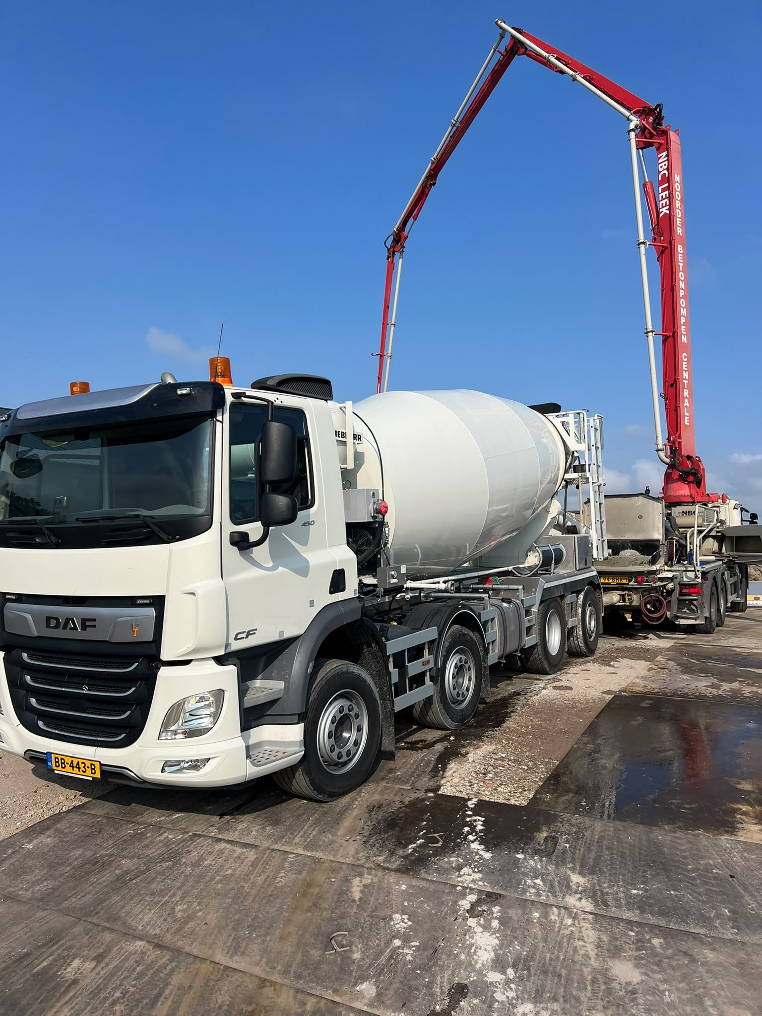 R.Monsuur betonmixer bij betonpomp