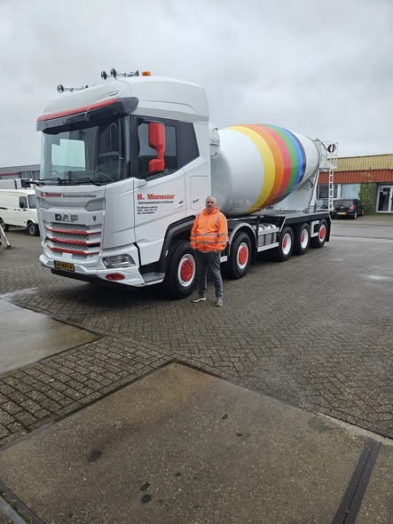 R.Monsuur betonmixer met gekleurde mixer voor verhuur