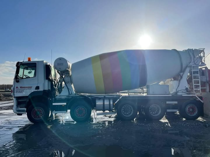 R.Monsuur betonmixer in winterzon op locatie