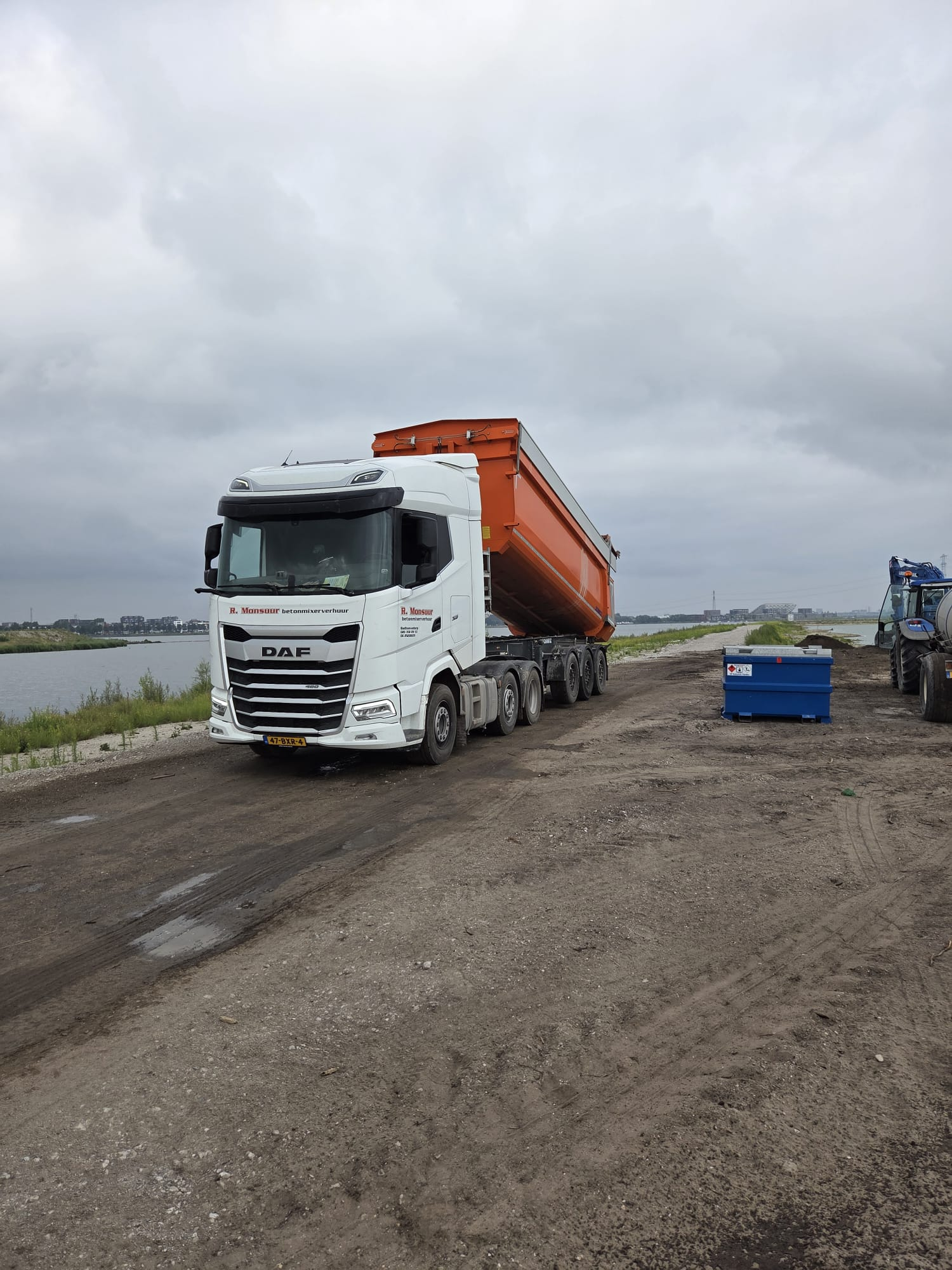 Oranje R.Monsuur kipper voor transport en stortwerk